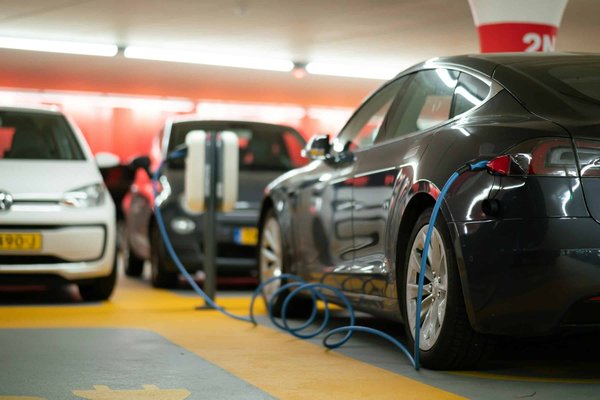 La sécurité des véhicules électriques : mythes et réalités